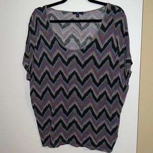 Gap loose-fit zig-zag top